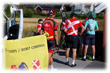 Kan være et billede af 5 personer, cykel, vej, menneskemængde og tekst