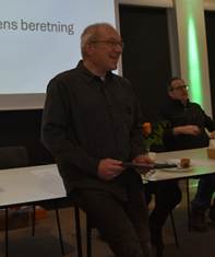 Et billede, der indeholder tøj, menneske, indendørs, møbelAI-genereret indhold kan være ukorrekt.