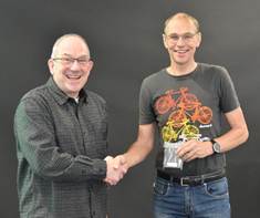 Et billede, der indeholder person, tøj, Ansigt, jeansAI-genereret indhold kan være ukorrekt.