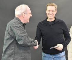 Et billede, der indeholder tøj, person, Ansigt, smilAI-genereret indhold kan være ukorrekt.