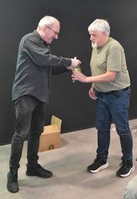 Et billede, der indeholder tøj, person, fodtøj, BukserAI-genereret indhold kan være ukorrekt.