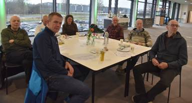 Et billede, der indeholder tøj, person, menneske, møbelAI-genereret indhold kan være ukorrekt.