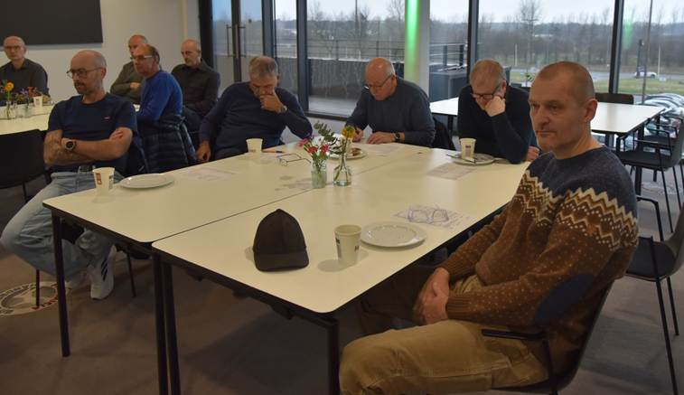 Et billede, der indeholder tøj, person, menneske, møbelAI-genereret indhold kan være ukorrekt.